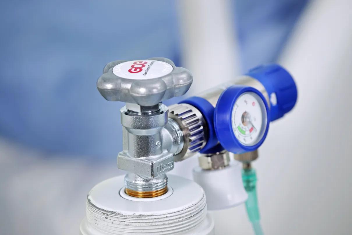 Medical Cylinder Valve with MediSelect High Pressure Regulator